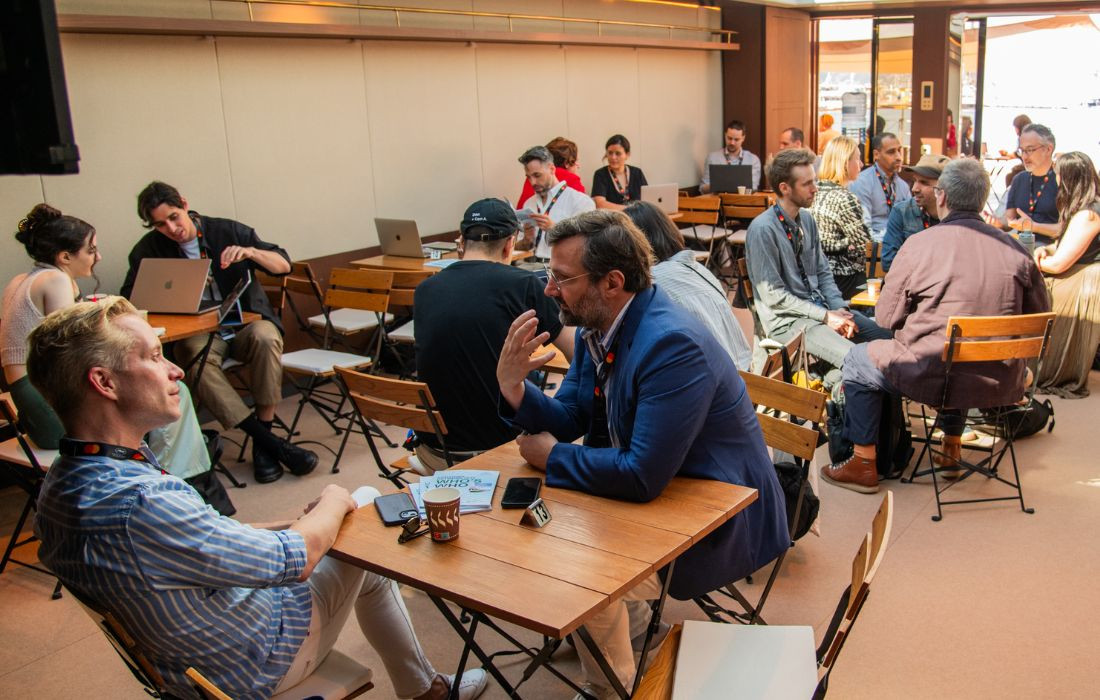 mdf25-immersive-market-6-tt-width-1100-height-710-crop-1-bgcolor-f0f2f7-post_id-23794